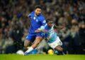 DUEL SENGIT: Perebutan bola antara pemain Chelsea, Reece James dengan pemain Man City, Jeremy Doku pada laga Liga Inggris pada 4 Januari 2026. (Foto: (c) AP Photo/Dave Thompson)