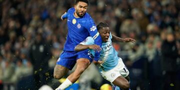 DUEL SENGIT: Perebutan bola antara pemain Chelsea, Reece James dengan pemain Man City, Jeremy Doku pada laga Liga Inggris pada 4 Januari 2026. (Foto: (c) AP Photo/Dave Thompson)