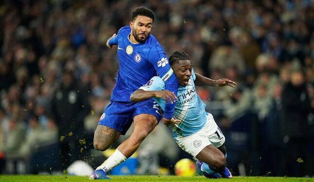DUEL SENGIT: Perebutan bola antara pemain Chelsea, Reece James dengan pemain Man City, Jeremy Doku pada laga Liga Inggris pada 4 Januari 2026. (Foto: (c) AP Photo/Dave Thompson)