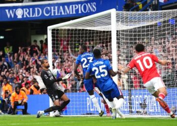 PETAKA BESAR: Kiper Chelsea Robert Sanchez (kiri) bereaksi setelah Taiwo Awoniyi mencetak gol ketiga Nottingham Forest dalam laga Premier League pada Senin (4/5/2026). (Foto: (c) John Walton/PA via AP)
