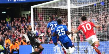 PETAKA BESAR: Kiper Chelsea Robert Sanchez (kiri) bereaksi setelah Taiwo Awoniyi mencetak gol ketiga Nottingham Forest dalam laga Premier League pada Senin (4/5/2026). (Foto: (c) John Walton/PA via AP)
