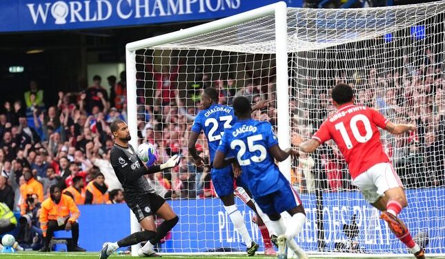 Nottingham Forest Hajar Chelsea 1-3 di Stamford Bridge 1 PETAKA BESAR: Kiper Chelsea Robert Sanchez (kiri) bereaksi setelah Taiwo Awoniyi mencetak gol ketiga Nottingham Forest dalam laga Premier League pada Senin (4/5/2026). (Foto: (c) John Walton/PA via AP)