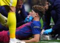 ABSEN LAMA: Fermin Lopez mendapat perawatan dari tim medis usai mengalami cedera. (Foto: (c) AP Photo/Manu Fernandez)