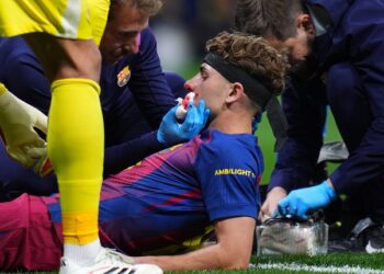 ABSEN LAMA: Fermin Lopez mendapat perawatan dari tim medis usai mengalami cedera. (Foto: (c) AP Photo/Manu Fernandez)