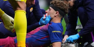 ABSEN LAMA: Fermin Lopez mendapat perawatan dari tim medis usai mengalami cedera. (Foto: (c) AP Photo/Manu Fernandez)