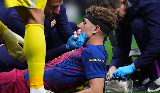 Barcelona dan Timnas Spanyol Kehilangan Fermin Lopez Jelang Piala Dunia 1 ABSEN LAMA: Fermin Lopez mendapat perawatan dari tim medis usai mengalami cedera. (Foto: (c) AP Photo/Manu Fernandez)