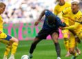 DUEL SENGIT: Pemain Inter Milan, Ange-Yoan Bonny, berebut bola dengan pemain Hellas Verona, Victor Nelsson, dalam pertandingan Serie A pada Minggu (17/5/2026) malam. (Foto: (c) AP Photo/Luca Bruno)