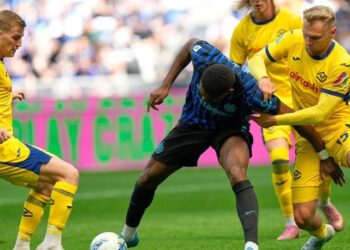 DUEL SENGIT: Pemain Inter Milan, Ange-Yoan Bonny, berebut bola dengan pemain Hellas Verona, Victor Nelsson, dalam pertandingan Serie A pada Minggu (17/5/2026) malam. (Foto: (c) AP Photo/Luca Bruno)