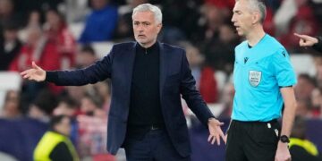 KANDIDAT KUAT: Pelatih Benfica, Jose Mourinho, memberikan instruksi di pinggir lapangan saat melawan Napoli di Liga Champions pada 11 Desember 2025. (Foto Ilustrasi: (c) AP Photo/Armando Franca)