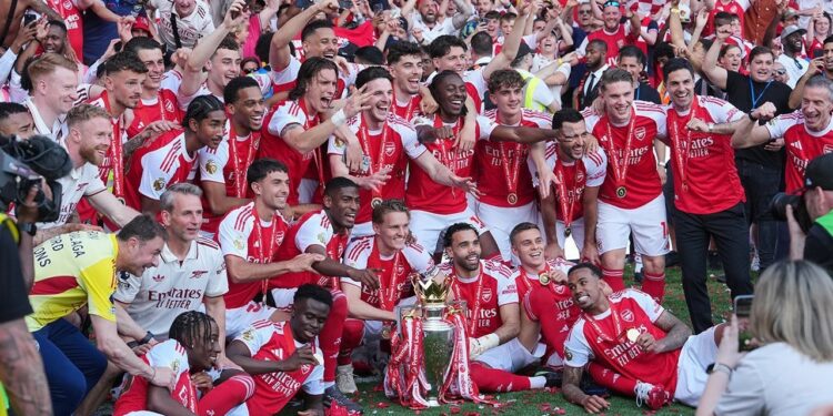LIGA EROPA: Para pemain Arsenal merayakan gelar juara Premier League mereka dengan trofi setelah laga antara Crystal Palace vs Arsenal di London pada Minggu (24/5/2026). (Foto:(c) AP Photo/Kin Cheung)