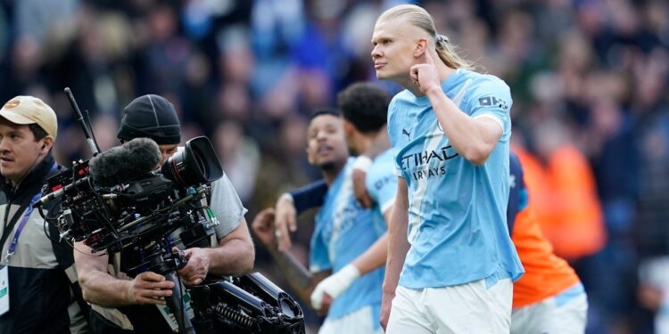 PEKAN MENARIK: Erling Haaland dalam laga Manchester City vs Arsenal pada Minggu (19/4/2026). (Foto: (c) AP Photo/Dave Thompson)