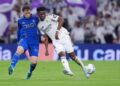 HASIL POSITIF: Aurelien Tchouameni dan Federico Vinas berebut bola dalam laga La Liga antara Real Madrid vs Real Oviedo di Santiago Bernabeu pada Jumat (15/5/2026) dini hari. (Foto:(c) AP Photo/Manu Fernandez)