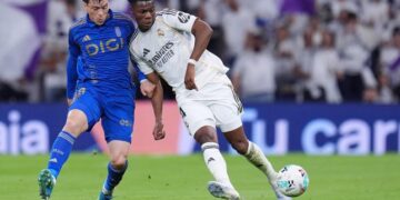 HASIL POSITIF: Aurelien Tchouameni dan Federico Vinas berebut bola dalam laga La Liga antara Real Madrid vs Real Oviedo di Santiago Bernabeu pada Jumat (15/5/2026) dini hari. (Foto:(c) AP Photo/Manu Fernandez)