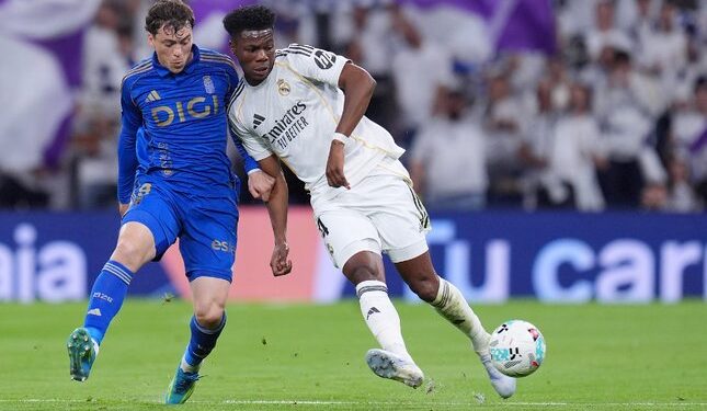 HASIL POSITIF: Aurelien Tchouameni dan Federico Vinas berebut bola dalam laga La Liga antara Real Madrid vs Real Oviedo di Santiago Bernabeu pada Jumat (15/5/2026) dini hari. (Foto:(c) AP Photo/Manu Fernandez)