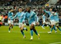 GOL TUNGGAL: Selebrasi winger Manchester City, Antoine Semenyo, usai mencetak gol pembuka ke gawang Newcastle di semifinal leg 1 Carabao Cup 2026. (Foto: (c) AP Photo/Dave Thompson)