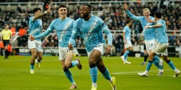 GOL TUNGGAL: Selebrasi winger Manchester City, Antoine Semenyo, usai mencetak gol pembuka ke gawang Newcastle di semifinal leg 1 Carabao Cup 2026. (Foto: (c) AP Photo/Dave Thompson)