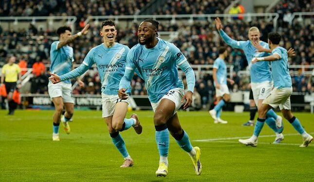 Antoine Semenyo Sang Pahlawan Manchester City 1 GOL TUNGGAL: Selebrasi winger Manchester City, Antoine Semenyo, usai mencetak gol pembuka ke gawang Newcastle di semifinal leg 1 Carabao Cup 2026. (Foto: (c) AP Photo/Dave Thompson)