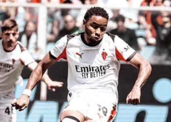 DUEL SENGIT: Christopher Nkunku mengeksekusi penalti ke gawang Genoa pada Minggu (17/5/2026) (Foto Ilustrasi: (c) AC Milan Official)