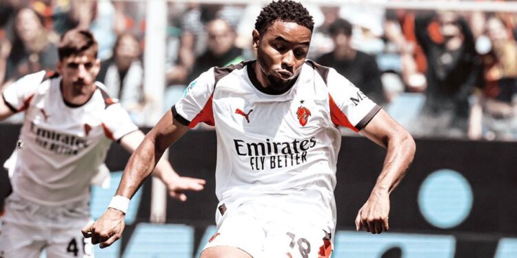 DUEL SENGIT: Christopher Nkunku mengeksekusi penalti ke gawang Genoa pada Minggu (17/5/2026) (Foto Ilustrasi: (c) AC Milan Official)
