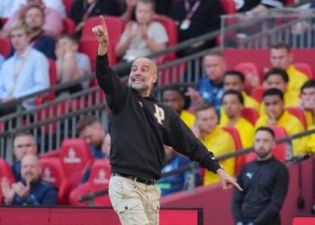 SATU DEKADE: Pelatih Manchester City, Pep Guardiola, bereaksi dalam laga semifinal FA Cup melawan Southampton pada Sabtu (25/4/2026) malam WIB. (Foto: (c) AP Photo/Kin Cheung)