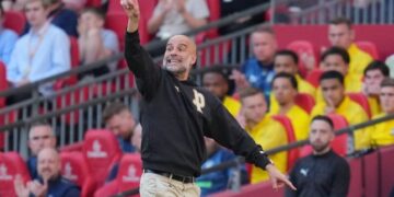 SATU DEKADE: Pelatih Manchester City, Pep Guardiola, bereaksi dalam laga semifinal FA Cup melawan Southampton pada Sabtu (25/4/2026) malam WIB. (Foto: (c) AP Photo/Kin Cheung)