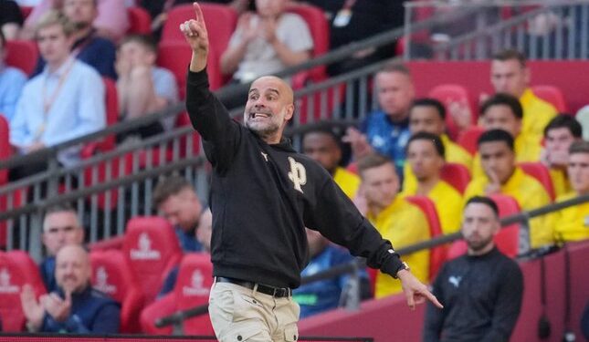 SATU DEKADE: Pelatih Manchester City, Pep Guardiola, bereaksi dalam laga semifinal FA Cup melawan Southampton pada Sabtu (25/4/2026) malam WIB. (Foto: (c) AP Photo/Kin Cheung)