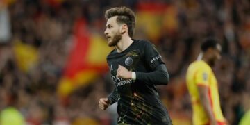 PUNCAK KLASEMEN: Khvicha Kvaratskhelia melakukan selebrasi dalam laga Lens vs PSG di Ligue 1 pada Kamis (14/5/2026) dini hari WIB. (Foto:(c) AP Photo/Jean-Francois Badias)