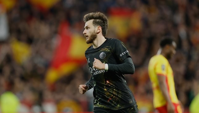 PSG Juara Ligue 1 Setelah Tekuk Les 2-0 1 PUNCAK KLASEMEN: Khvicha Kvaratskhelia melakukan selebrasi dalam laga Lens vs PSG di Ligue 1 pada Kamis (14/5/2026) dini hari WIB. (Foto:(c) AP Photo/Jean-Francois Badias)
