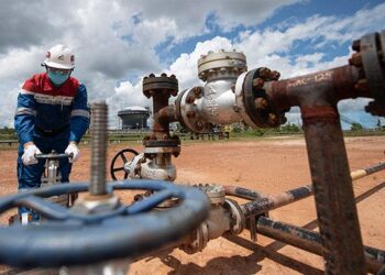 AMANKAN DEVISA: Pekerja PT Pertamina Hulu Rokan (PHR) mengontrol kerangan pipa produksi di Blok Rokan, Bengkalis, Riau, pada Rabu (22/12/2021). Devisa dari sektor minyak dan gas wajib parkir di bank Himbara. (Foto Ilustrasi: ANTARA FOTO/Nova Wahyudi)