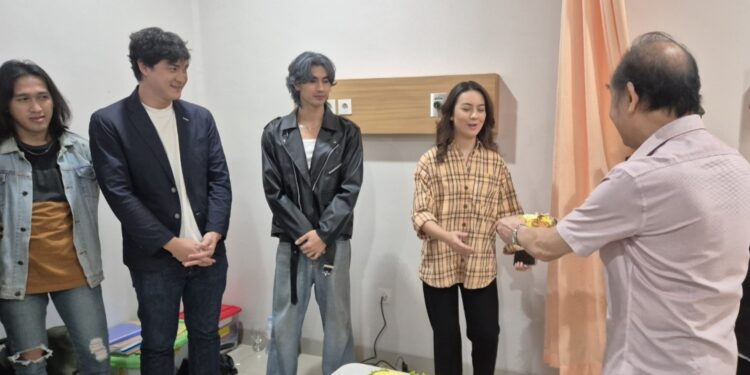 Ersya Aurelia Jadi Tulang Punggung di Film 'Asalkan Kau Bilang Cinta' 1 Ersya Aurelia Jadi Tulang Punggung di Film ‘Asalkan Kau Bilang Cinta’