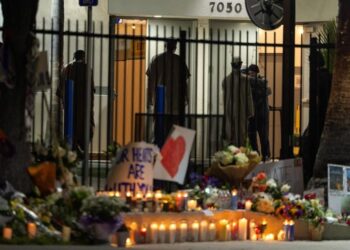AKSI PENEMBAKAN: Duka warga atas penembakan massal Masjid San Diego, California, AS. (REUTERS/Mike Blake)