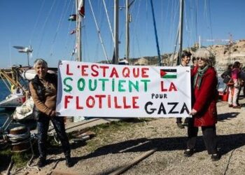 RELAWAN KEMANUSIAAN: Aktivis Global Sumud Flotilla (Foto: AFP/CLEMENT MAHOUDEAU)