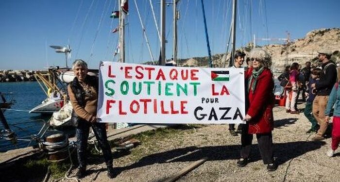RELAWAN KEMANUSIAAN: Aktivis Global Sumud Flotilla (Foto: AFP/CLEMENT MAHOUDEAU)