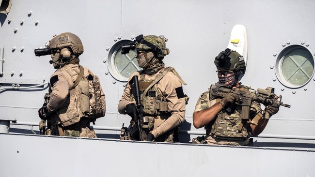 AS Tarik Lima Ribu Personel Dari Jerman 1 TARIK PASUKAN: Militer Amerika Serikat dalam satu misi. NATO merespons keputusan Amerika Serikat yang akan menarik sekitar lima ribu personel militernya dari Jerman. (Foto: AFP/IAKOVOS HATZISTAVROU)