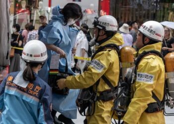 EVAKUASI KORBAN: Petugas melakukan penanganan korban serangan zat berbahaya di di Ginza 6 Shoping Center, Tokyo, Jepang pada Senin (25/5/2026). (Foto: AFP/ANDREW CABALLERO-REYNOLDS)