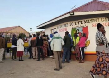 INSIDEN TRAGIS: Para orang tua menanti kabar nasib anak mereka pasca kebakaran di asrama sekolah Utumishi Girls Academy di Kenya. (Foto : hubzmedia.africa)