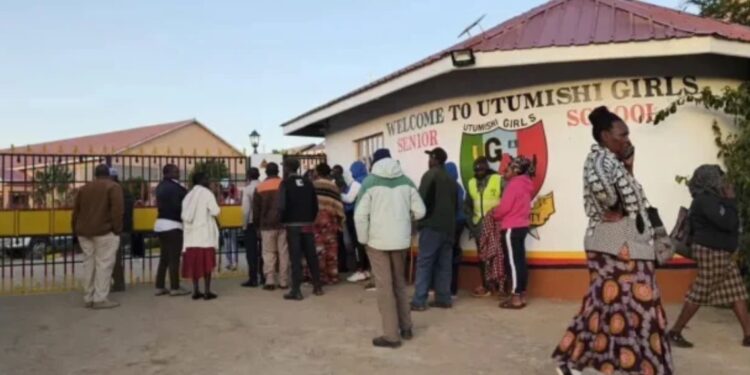 INSIDEN TRAGIS: Para orang tua menanti kabar nasib anak mereka pasca kebakaran di asrama sekolah Utumishi Girls Academy di Kenya. (Foto : hubzmedia.africa)