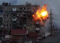 Ratusan Drone Serang Moskow Sepanjang Malam 7 SERANGAN BRUTAL: Sebuah ledakan terlihat di sebuah bangunan apartemen akibat tembakan tank pasukan Rusia di Mariupol, Ukraina pada Jumat (11/3/2022). (Foto Ilustrasi: AP/Evgeniy Maloletka)