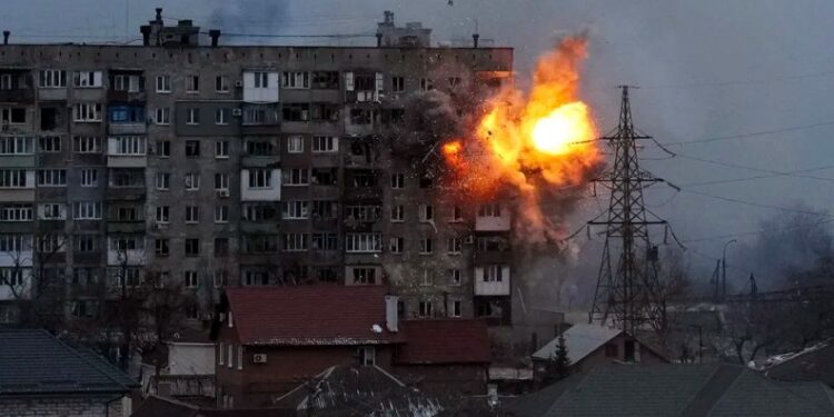Rusia Gempur Ukraina Selatan, 12 Nyawa Melayang 1 SERANGAN BRUTAL: Sebuah ledakan terlihat di sebuah bangunan apartemen akibat tembakan tank pasukan Rusia di Mariupol, Ukraina pada Jumat (11/3/2022). (Foto Ilustrasi: AP/Evgeniy Maloletka)