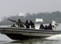 WNI DISANDERA: Perompak Somalia bersenjata beraksi. Empat WNI awak Kapal MT Honour 25 turut menjadi korban penyanderaan di perairan sekitar Hafun, Somalia. (Foto Ilustrasi: liniindonesia.com)