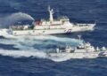 TERLIBAT KETEGANGAN: Sebuah kapal coast guard Jepang (bawah) saling semprot air dengan kapal coast guard Taiwan yang mengawal puluhan kapal nelayan Taiwan berlayar melewati perairan dekat pulau sengketa di Laut China. (Foto Ilustrasi: Reuters)