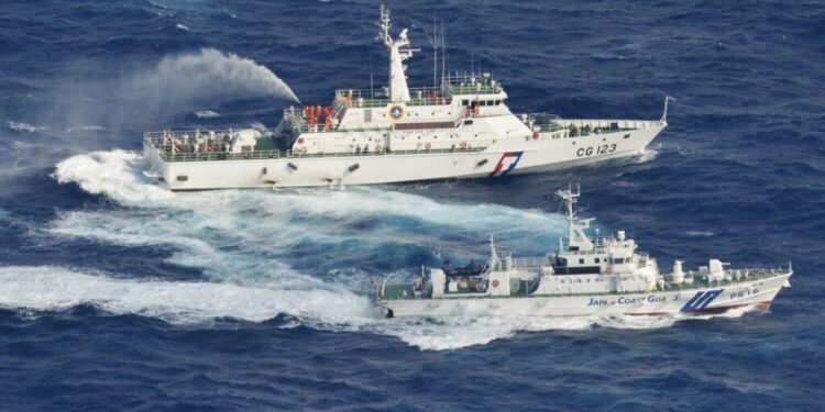 TERLIBAT KETEGANGAN: Sebuah kapal coast guard Jepang (bawah) saling semprot air dengan kapal coast guard Taiwan yang mengawal puluhan kapal nelayan Taiwan berlayar melewati perairan dekat pulau sengketa di Laut China. (Foto Ilustrasi: Reuters)