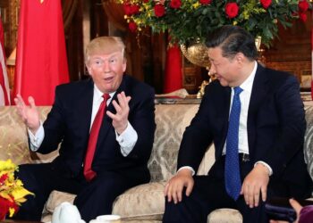 HUBUNGAN BILATERAL: Presiden China Xi Jinping berbincang dengan Presiden AS Donald Trump dalam jamuan makan malam pada awal pertemuan puncak di Trump Mar-a-Lago estate di West Palm Beach, Florida, AS, Kamis (6/4/2017) malam waktu setempat. (REUTERS/Carlos Barria)