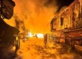 SERANGAN BRUTAL: Petugas memadamkan api akibat serangan pesawat tanpa awak atau drone milik Rusia di Kharkiv, Ukraina pada Sabtu (4/5/2024). (Foto Ilustrasi: REUTERS/Vitalii Hnidyi)