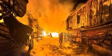 SERANGAN BRUTAL: Petugas memadamkan api akibat serangan pesawat tanpa awak atau drone milik Rusia di Kharkiv, Ukraina pada Sabtu (4/5/2024). (Foto Ilustrasi: REUTERS/Vitalii Hnidyi)