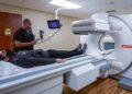 Deteksi Dini Kanker Lebih Presisi dan Personal 9 PENCITRAAN PRESISI: Pasien menjalani proses scanning menggunakan teknologi Symbia Pro.Specta yang diluncurkan oleh Siemens Healthineers. (Foto Ilustrasi: Dok./ siemens-healthineers.com)