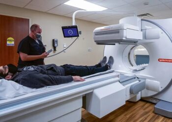 PENCITRAAN PRESISI: Pasien menjalani proses scanning menggunakan teknologi Symbia Pro.Specta yang diluncurkan oleh Siemens Healthineers. (Foto Ilustrasi: Dok./ siemens-healthineers.com)