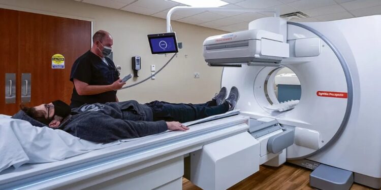 PENCITRAAN PRESISI: Pasien menjalani proses scanning menggunakan teknologi Symbia Pro.Specta yang diluncurkan oleh Siemens Healthineers. (Foto Ilustrasi: Dok./ siemens-healthineers.com)