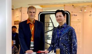 KERJA SAMA: President Director Siemens Healthineers Indonesia Alfred Fahringer dan Executive Director MRCCC Siloam Semanggi Group dr. EdyGunawan saat seremonial peluncuran Symbia Pro.Specta dalam acara The 6th Siloam Oncology Summit 2026 di Shangri-La Jakarta, Jalan Jenderal Sudirman, Karet Tengsin, Tanah Abang, Jakarta Pusat pada Sabtu (23/5/2026). (FOTO: SHANTY AULIA/KORANINDOPOS.COM) 
