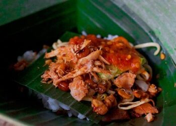 WARISAN KULINER: Nasi Jinggo khas Bali dikenal luas berkat Ni Ketut Ngasti atau Men Jenggo. Beliau meninggal dunia pada Sabtu (10/5/2026) di usia 90 tahun. (Foto Ilustrasi: Wisatakulinerbali.com)